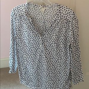 🍋 3/$25 HM navy and white patterned top